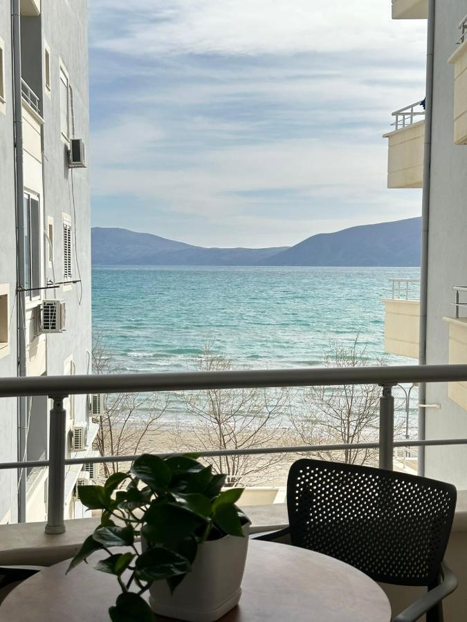 Trea Accomodations - On Private Beach With Sunbed & Umbrella Vlore Ngoại thất bức ảnh